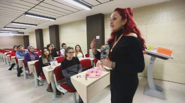 Öğretim üyesi Aylin Sözer'i diri diri yakarak öldüren şüphelinin üzerinden kadına ait kolyeler çıktı Öğretim üyesi Aylin Sözer'i diri diri yakarak öldüren şüphelinin üzerinden kadına ait kolyeler çıktı