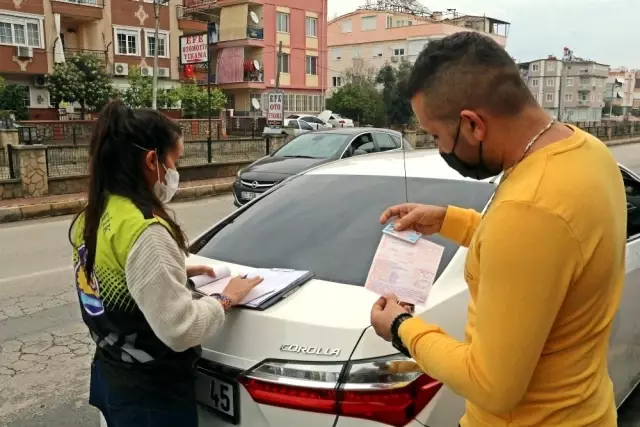 Aracını okey taşlarıyla kaplayıp trafiğe çıkan milyonere, polisten çifte okey