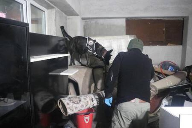 Denizli'de uyuşturucu satıcılarına şafak operasyonu! Elektrikli süpürgeden uyuşturucu çıktı Denizli'de uyuşturucu satıcılarına şafak operasyonu! Elektrikli süpürgeden uyuşturucu çıktı