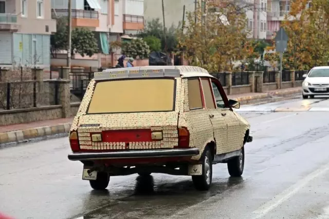 Şans oyunu milyoneri aracını 11 bin okey taşıyla kaplayıp trafiğe çıktı