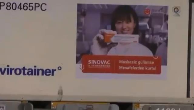 Türkiye'ye gelen Çin aşılarının bulunduğu konteynerlerde dikkat çeken slogan: Maskesiz gülümse, mesafeden kurtul