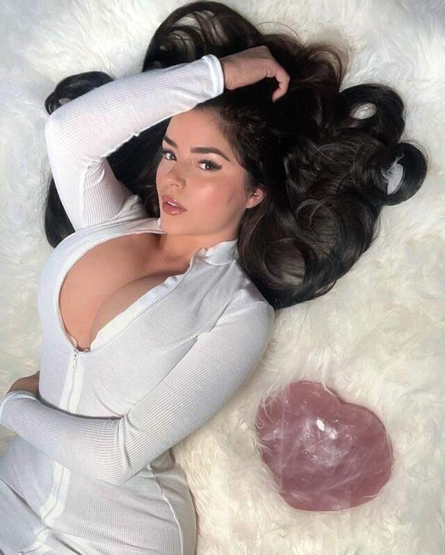 Ünlü model Demi Rose, göğüs dekolteli cesur paylaşımlarıyla takipçilerini büyüledi