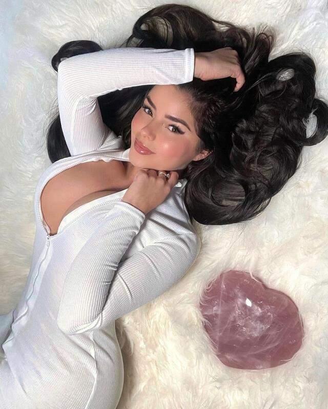 Ünlü model Demi Rose, göğüs dekolteli cesur paylaşımlarıyla takipçilerini büyüledi