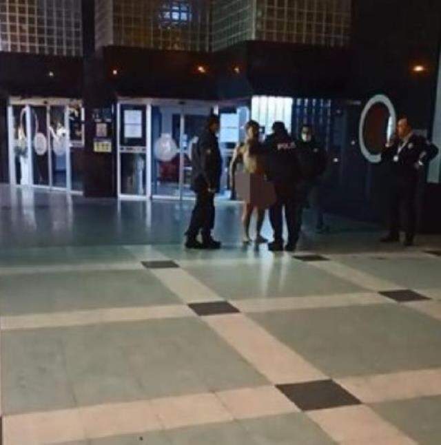 Belediye binasına giremeyen şahıs, çırılçıplak soyundu Belediye binasına giremeyen şahıs, çırılçıplak soyundu