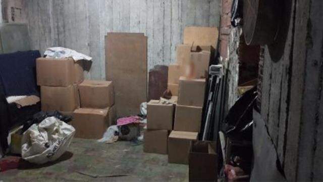Yılbaşı gecesi satacağı sahte içkileri gizli bölmeye saklayan pazarcıya baskın! 1200 şişe ele geçirildi Yılbaşı gecesi satacağı sahte içkileri gizli bölmeye saklayan pazarcıya baskın! 1200 şişe ele geçirildi
