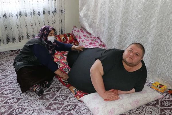 Her geçen gün hayatı biraz daha zorlaşıyor! 280 kiloya ulaşan Aydın'ın tek hayali sokakta yürüyebilmek