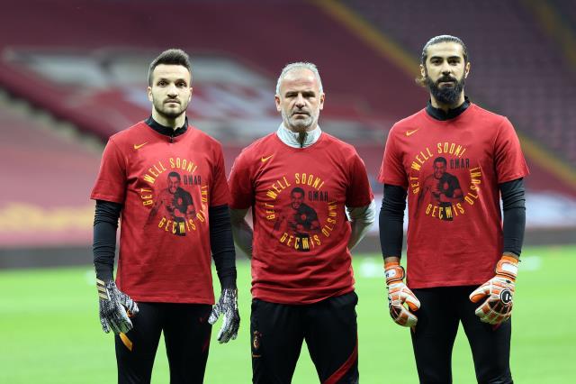 G.Saraylı futbolcular, ısınmaya Elabdellaoui'nin fotoğrafının bulunduğu tişörtlerle çıktı