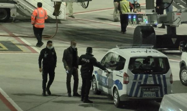 THY uçağında sigara içerken yakalanan yolcuyu polis ekipleri kapıda karşıladı
