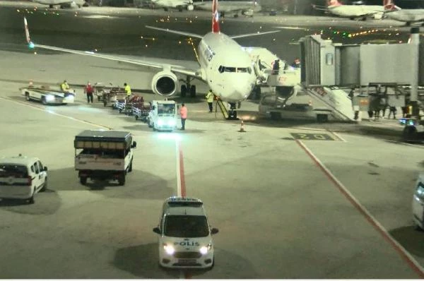 THY uçağında sigara içerken yakalanan yolcuyu polis ekipleri kapıda karşıladı