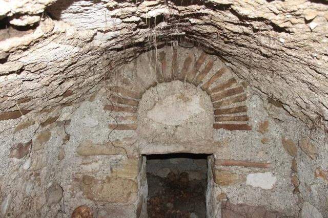 Traktörünün arka tekerleği çukura düşen çiftçi, tesadüfen Roma dönemine ait toplu mezar buldu Traktörünün arka tekerleği çukura düşen çiftçi, tesadüfen Roma dönemine ait toplu mezar buldu