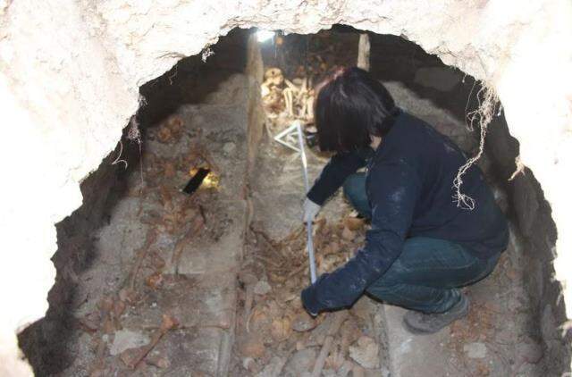 Traktörünün arka tekerleği çukura düşen çiftçi, tesadüfen Roma dönemine ait toplu mezar buldu Traktörünün arka tekerleği çukura düşen çiftçi, tesadüfen Roma dönemine ait toplu mezar buldu