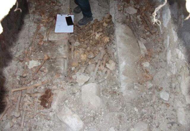 Traktörünün arka tekerleği çukura düşen çiftçi, tesadüfen Roma dönemine ait toplu mezar buldu Traktörünün arka tekerleği çukura düşen çiftçi, tesadüfen Roma dönemine ait toplu mezar buldu