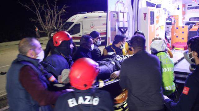 Elazığ'da otomobil ile hafif ticari araç kafa kafaya çarpıştı! 2 ölü, 3'ü ağır 5 yaralı Elazığ'da otomobil ile hafif ticari araç kafa kafaya çarpıştı! 2 ölü, 3'ü ağır 5 yaralı