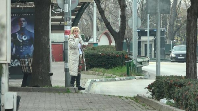 Kısıtlamada sokak ortasında fuhuş pazarlığı yaparken yakalandı Kısıtlamada sokak ortasında fuhuş pazarlığı yaparken yakalandı
