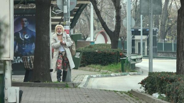Kısıtlamada sokak ortasında fuhuş pazarlığı yaparken yakalandı Kısıtlamada sokak ortasında fuhuş pazarlığı yaparken yakalandı