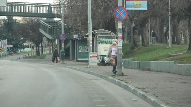 Kısıtlamada sokak ortasında fuhuş pazarlığı yaparken yakalandı Kısıtlamada sokak ortasında fuhuş pazarlığı yaparken yakalandı