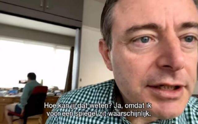 Bu görüntüler sosyal medyada çok konuşuldu! Belediye başkanı canlı yayında uygunsuz yakalandı Bu görüntüler sosyal medyada çok konuşuldu! Belediye başkanı canlı yayında uygunsuz yakalandı