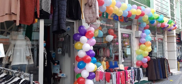 İş yapamayan esnaf davullu-zurnalı 'sokak indirimi' yaptı, vatandaş düğün sandı İş yapamayan esnaf davullu-zurnalı 'sokak indirimi' yaptı, vatandaş düğün sandı