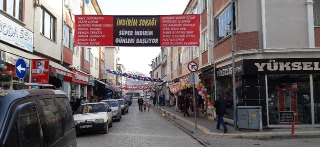 İş yapamayan esnaf davullu-zurnalı 'sokak indirimi' yaptı, vatandaş düğün sandı İş yapamayan esnaf davullu-zurnalı 'sokak indirimi' yaptı, vatandaş düğün sandı
