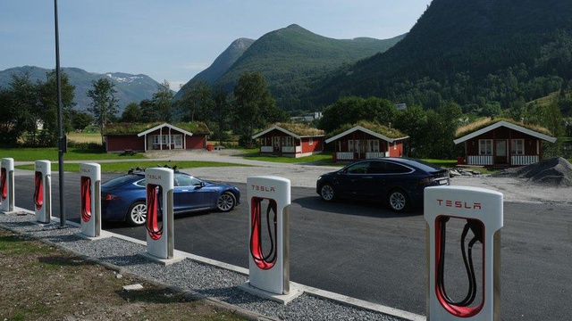 Norveç, elektrikli araçların pazar payının bir yılda yüzde 50'yi geçtiği ilk ülke oldu