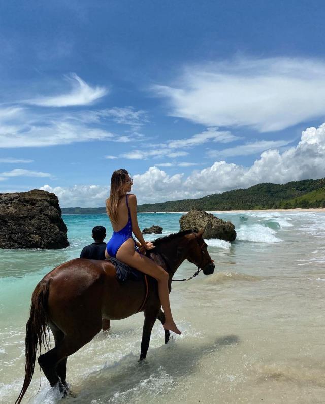 At üzerinde mayolu poz veren Şevval Şahin, sosyal medya yıktı geçti