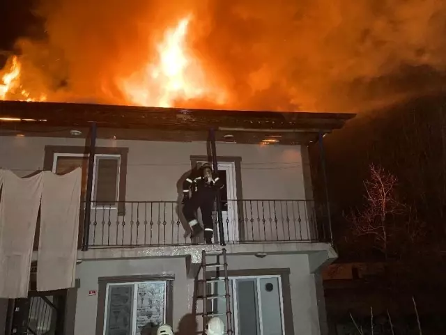 Elektrik trafosundan çıkan yangın bir evi küle çevirdi! Aile, canını zor kurtardı