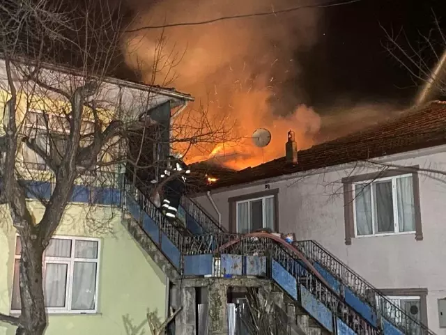 Elektrik trafosundan çıkan yangın bir evi küle çevirdi! Aile, canını zor kurtardı