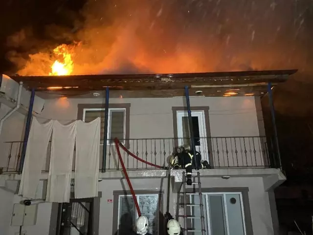 Elektrik trafosundan çıkan yangın bir evi küle çevirdi! Aile, canını zor kurtardı