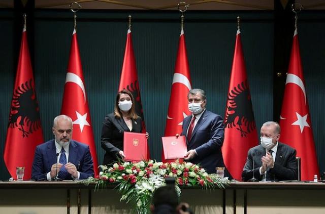 Erdoğan, Arnavutluk'ta Türkiye'nin desteğiyle yapılacak hastane için 'Leblebi, çekirdek' dedi, salonda alkış tufanı koptu