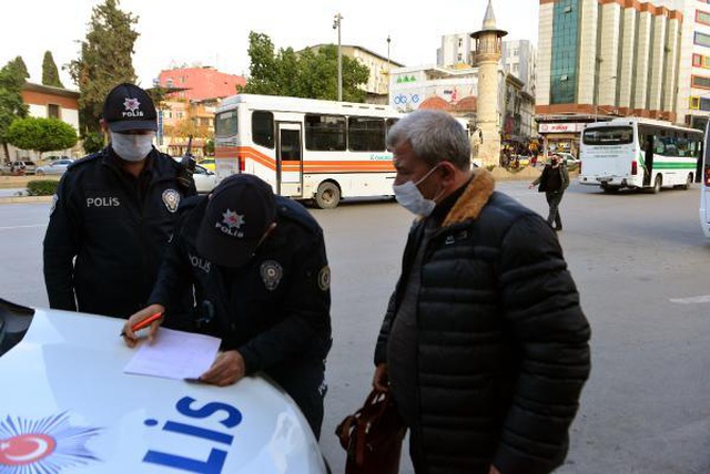 Maske cezası kesilen kadın: Çekmeyin, kocam beni boşar Maske cezası kesilen kadın: Çekmeyin, kocam beni boşar