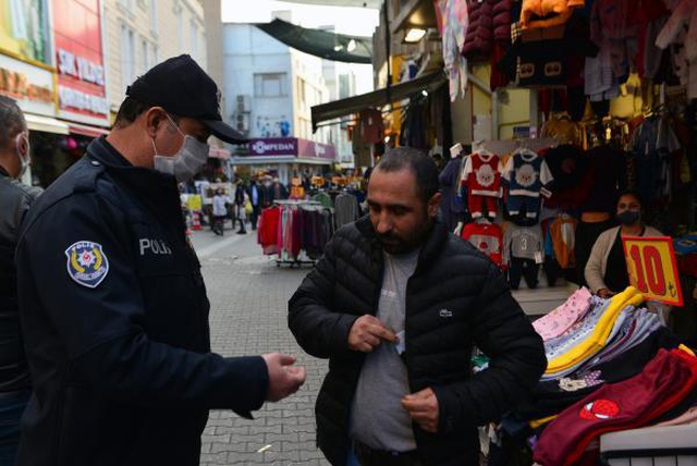 Maske cezası kesilen kadın: Çekmeyin, kocam beni boşar Maske cezası kesilen kadın: Çekmeyin, kocam beni boşar