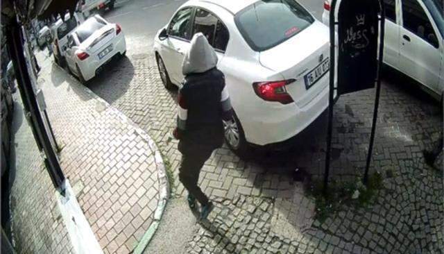 Aracına bindiği anda kurşun yağmuruna tutuldu! O anlar kameraya yansıdı Aracına bindiği anda kurşun yağmuruna tutuldu! O anlar kameraya yansıdı