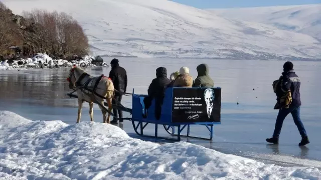 Son yılların en sıcak kışının yaşandığı Çıldır Gölü'nde atlı kızak sezonu başladı