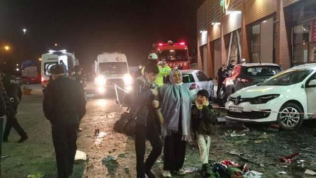 1 kişiyi öldürüp 8 kişiyi yaraladı! Sürücü 'Bugün ikimiz de öleceğiz' diyerek cipi bilerek dinlenme tesisine sürmüş 1 kişiyi öldürüp 8 kişiyi yaraladı! Sürücü 'Bugün ikimiz de öleceğiz' diyerek cipi bilerek dinlenme tesisine sürmüş