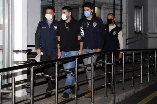 Boğazını kestiği tavuğu ateşe atıp, cinler alemine adadığını söyleyen kişi gözaltına alındı Boğazını kestiği tavuğu ateşe atıp, cinler alemine adadığını söyleyen kişi gözaltına alındı