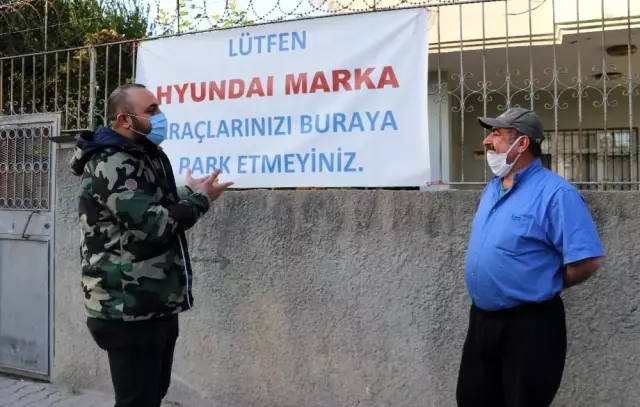 Sıfır aldığı aynı marka iki otomobili de kendiliğinden yanınca evinin önüne astığı yazıyla teki gösterdi