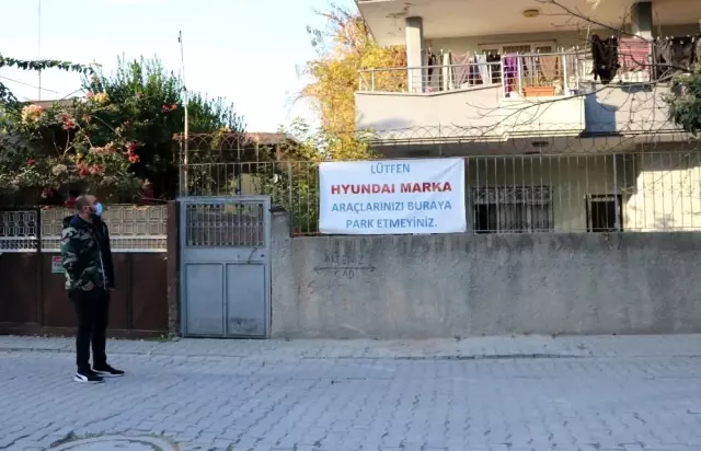 Sıfır aldığı aynı marka iki otomobili de kendiliğinden yanınca evinin önüne astığı yazıyla teki gösterdi