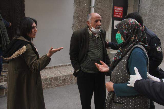 Kızının erkeklere satıldığı öğrenen anne, hesap sormaya gitti! Darbedilen kadın saçlarını yoldan topladı