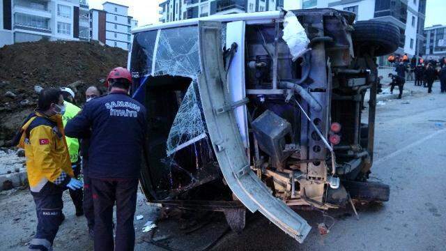 Korkunç kaza! Belediye işçilerini taşıyan servis devrildi: 2 ölü, 20 yaralı Korkunç kaza! Belediye işçilerini taşıyan servis devrildi: 2 ölü, 20 yaralı