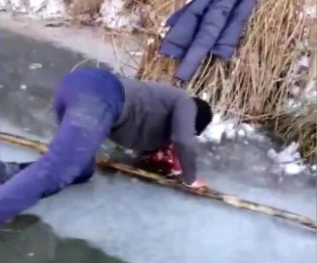 Eksi 20 derece bile onları durduramadı! Buz tutan nehirde elleriyle balık avladılar