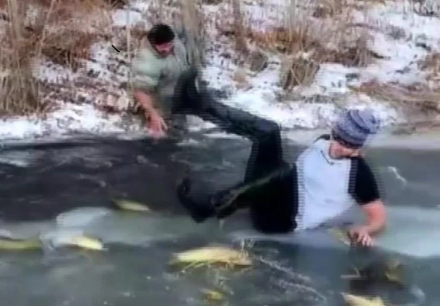 Eksi 20 derece bile onları durduramadı! Buz tutan nehirde elleriyle balık avladılar