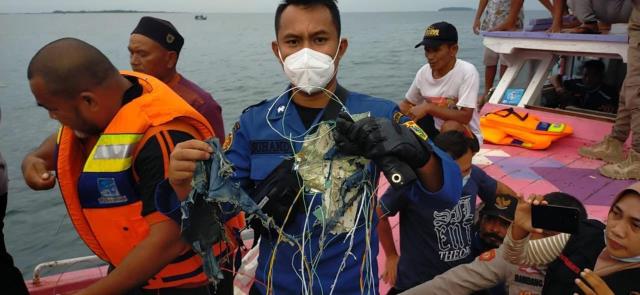 Son Dakika! Endonezya'da iç hat seferi yapan yolcu uçağı denize düştü