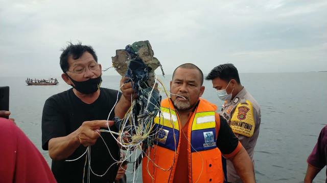 Son Dakika! Endonezya'da iç hat seferi yapan yolcu uçağı denize düştü