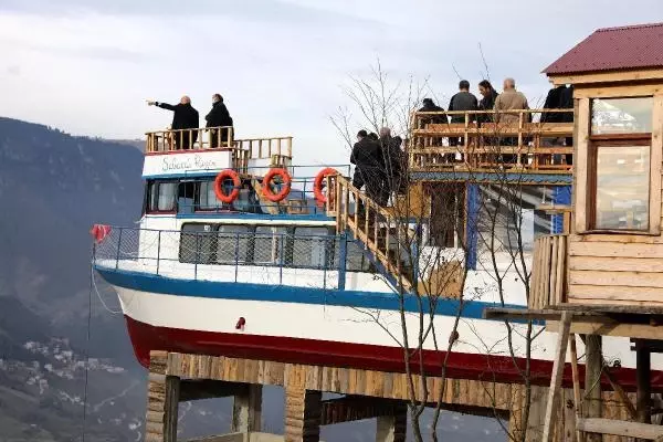 Trabzonlu turizmci Tekneyi dağa çıkarıp, kafeteryaya dönüştürdü