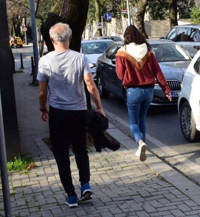 Genç bir kadınla görüntülenince panikleyen Yılmaz Erdoğan'dan gazetecilere sert tepki: Kaybol! Genç bir kadınla görüntülenince panikleyen Yılmaz Erdoğan'dan gazetecilere sert tepki: Kaybol!