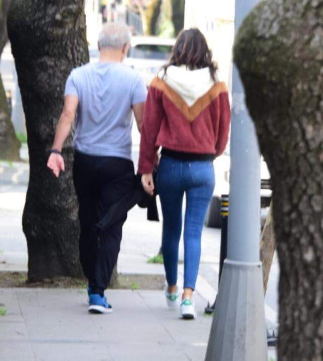 Genç bir kadınla görüntülenince panikleyen Yılmaz Erdoğan'dan gazetecilere sert tepki: Kaybol! Genç bir kadınla görüntülenince panikleyen Yılmaz Erdoğan'dan gazetecilere sert tepki: Kaybol!