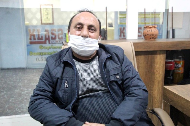 Harf hatası nedeniyle evi başkasının üzerine kaydedilen yaşlı adam, 21 yıl sonra tapusuna kavuştu Harf hatası nedeniyle evi başkasının üzerine kaydedilen yaşlı adam, 21 yıl sonra tapusuna kavuştu