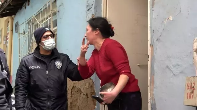 Çaydanlıkla polise saldıran kadın serbest kalınca mahalle sakinlerine sopayla saldırdı