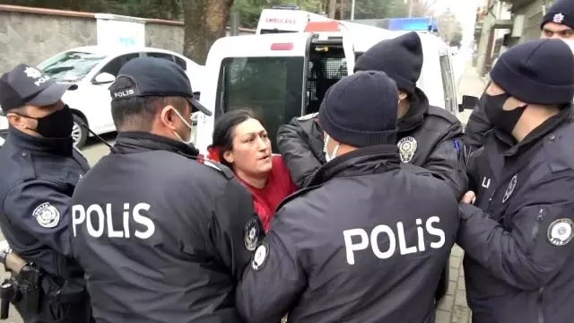 Çaydanlıkla polise saldıran kadın serbest kalınca mahalle sakinlerine sopayla saldırdı