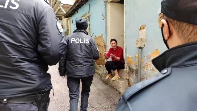 Çaydanlıkla polise saldıran kadın serbest kalınca mahalle sakinlerine sopayla saldırdı